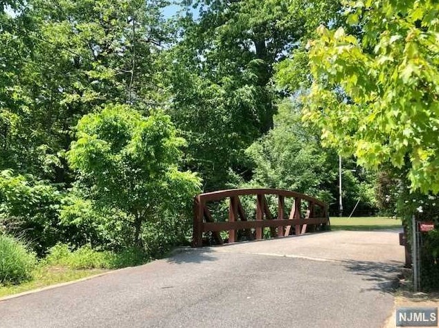 131 Midland Ave, Park Ridge NJ 07656-1623 exterior