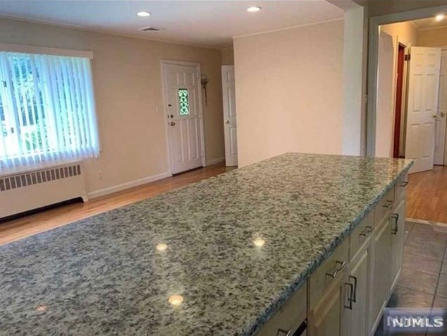 118 Fairfield Dr, Paramus NJ  07652-2511 exterior
