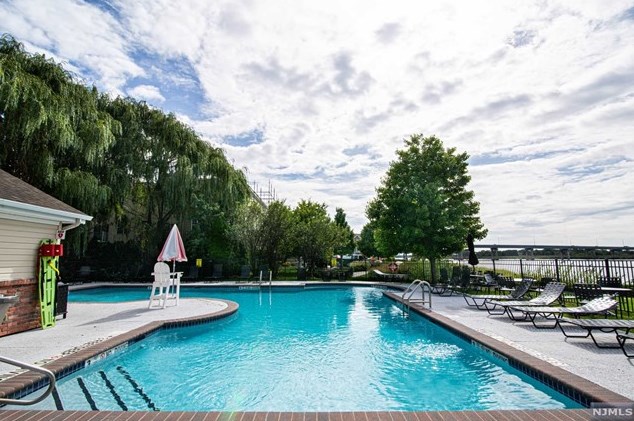 188 Blue Heron Dr, Secaucus NJ  07094-2938 exterior