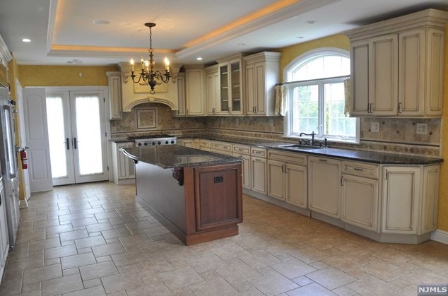 1365 Oleri Ter, West Fort Lee NJ  07024-5255 exterior