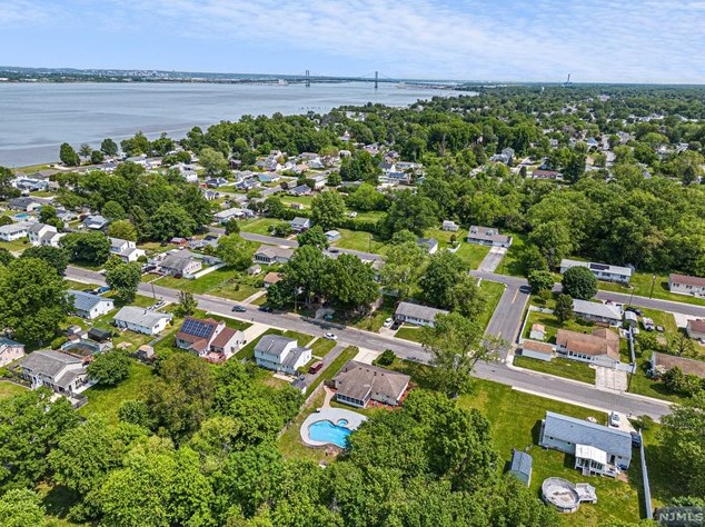 121 Eaton Rd, Pennsville NJ 08070-2442 exterior