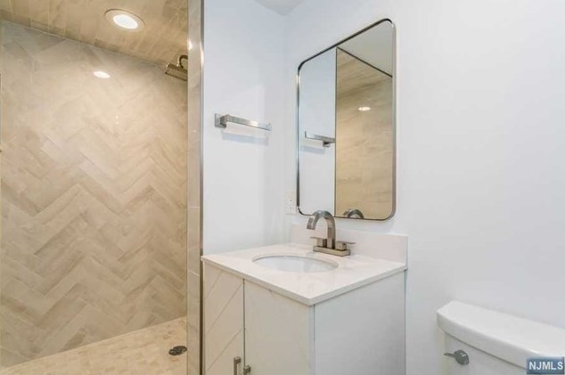 44 Roberts Ct, Tenafly NJ 07670-2001 exterior