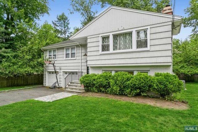 44 Roberts Ct, Tenafly NJ 07670-2001 exterior