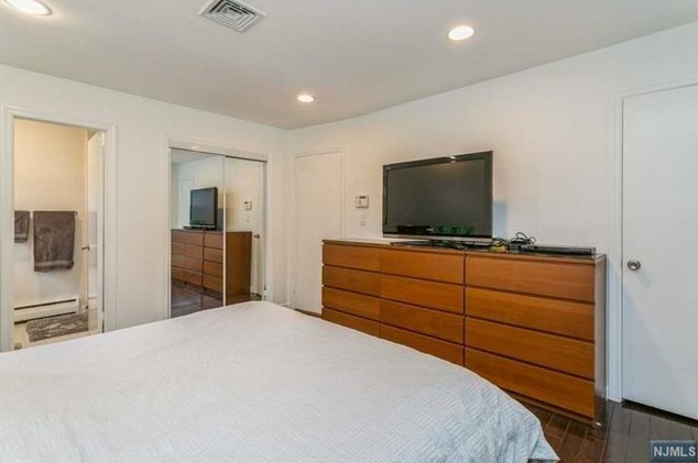 44 Roberts Ct, Tenafly NJ 07670-2001 exterior