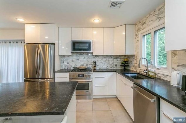 44 Roberts Ct, Tenafly NJ 07670-2001 exterior