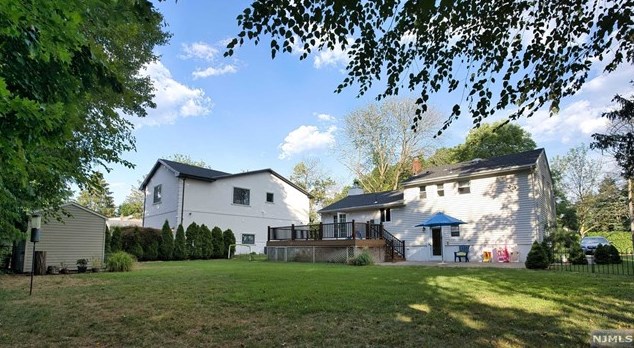 767 June Dr, Paramus NJ  07652-2321 exterior