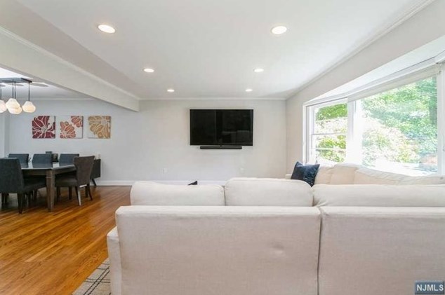 9 Malcolm Ct, Tenafly NJ  07670-2423 exterior