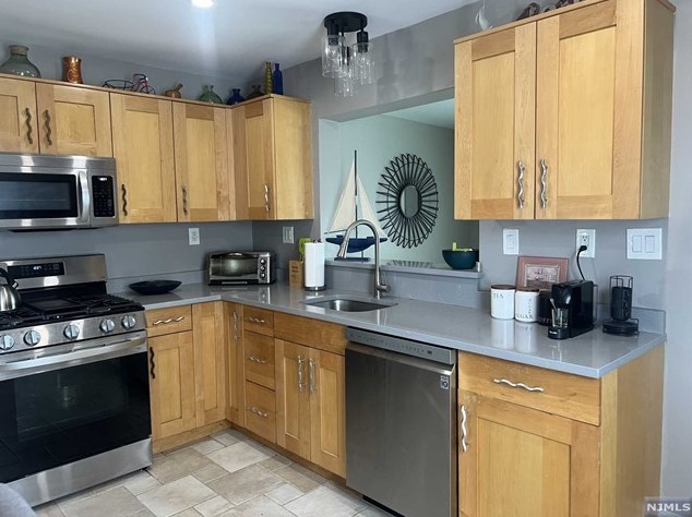 86 Bloomfield Ave, Edison NJ  08837-3324 exterior