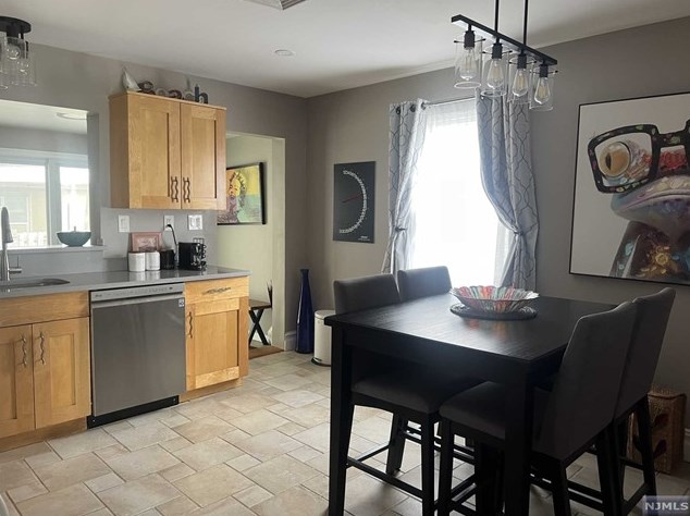 86 Bloomfield Ave, Edison NJ  08837-3324 exterior