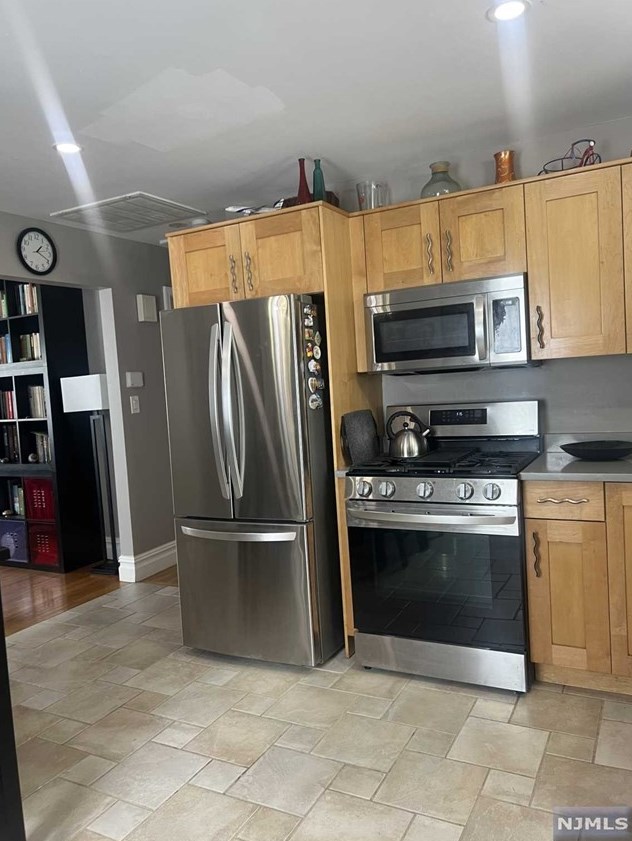 86 Bloomfield Ave, Edison NJ  08837-3324 exterior