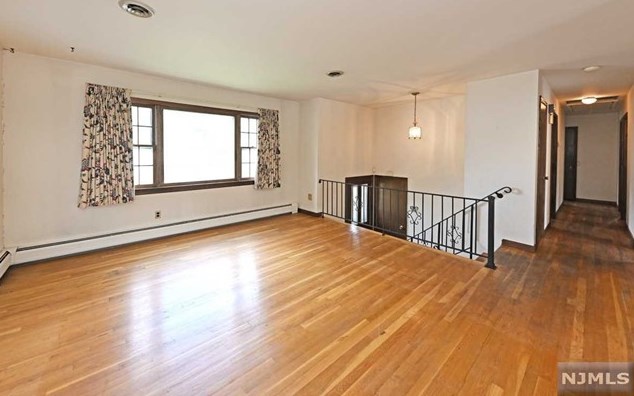 785 Decker Pl, Paramus NJ  07652-3709 exterior