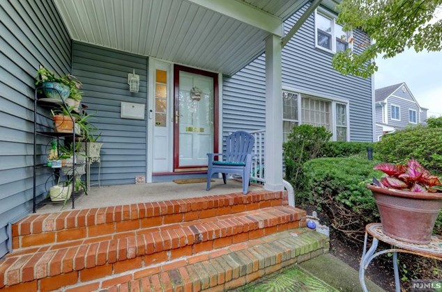 37 Oliver Rd, Paramus NJ  07652-3718 exterior