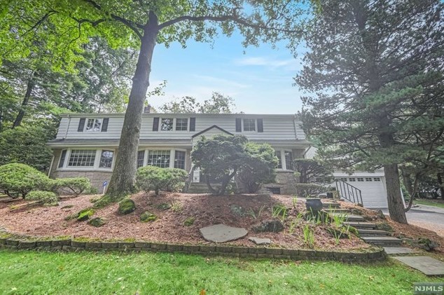 27 Lane Dr, Englewood, NJ 07631