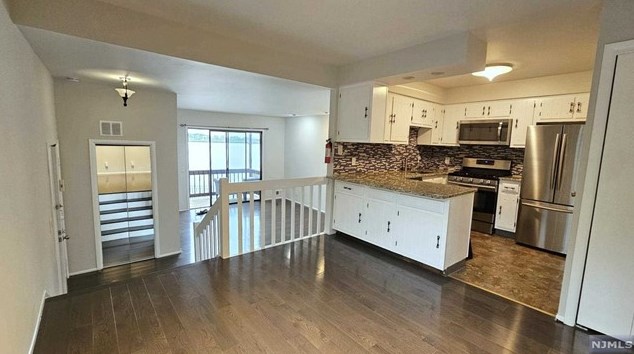 93 Harbor Ky, Secaucus NJ  07094-2203 exterior