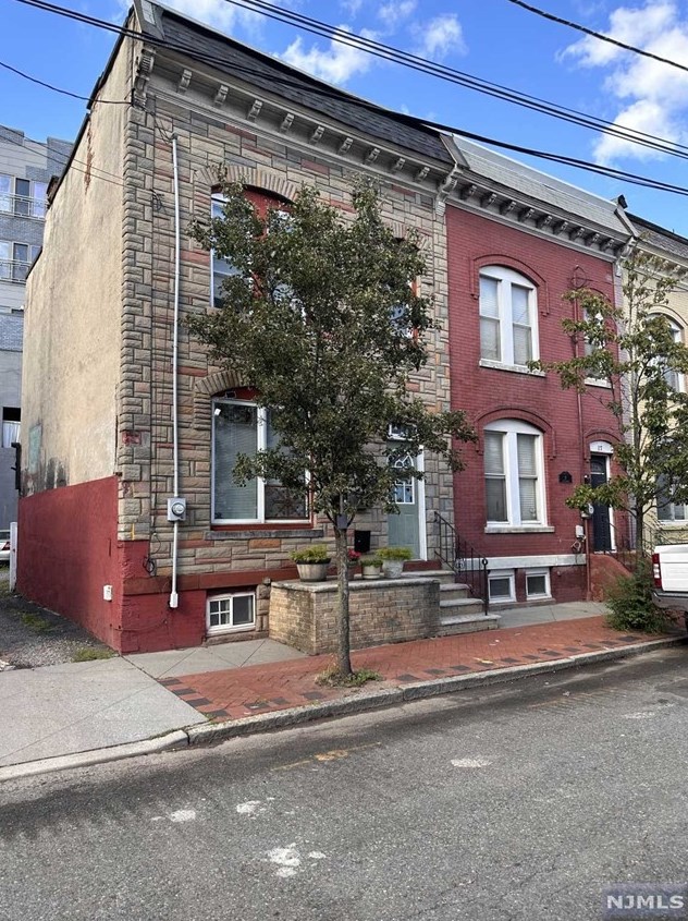 19 8th Ave, Newark NJ  07104-3701 exterior