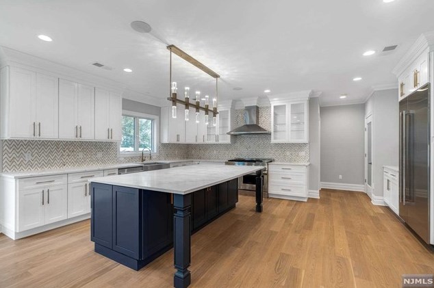 183 Cleenput Ter, Paramus NJ  07652-4438 exterior