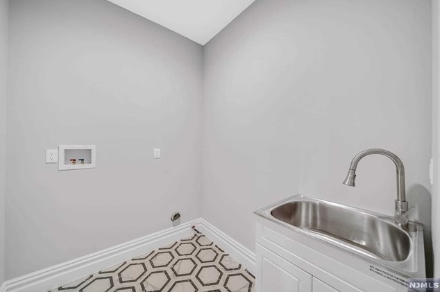 183 Cleenput Ter, Paramus NJ  07652-4438 exterior