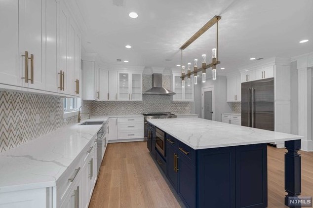 183 Cleenput Ter, Paramus NJ  07652-4438 exterior
