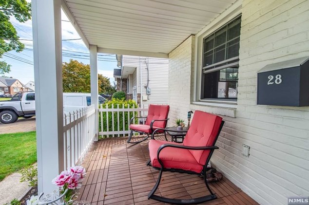 28 Birchwood Dr, Elmwood Park NJ  07407-1302 exterior