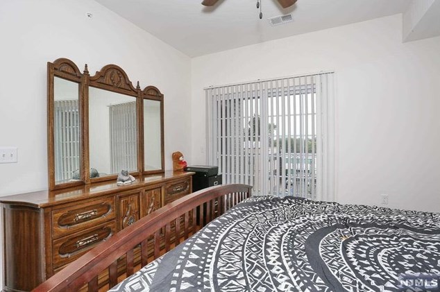 527 Bushes Ln, Elmwood Park NJ  07407-3204 exterior