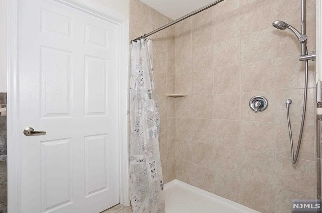 527 Bushes Ln, Elmwood Park NJ  07407-3204 exterior