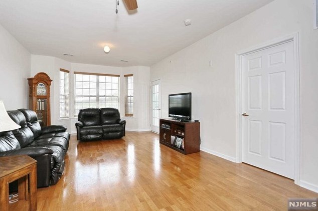 527 Bushes Ln, Elmwood Park NJ  07407-3204 exterior