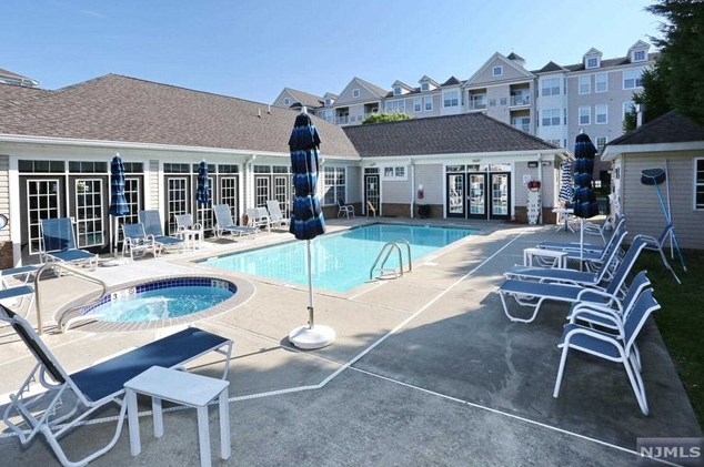 527 Bushes Ln, Elmwood Park NJ  07407-3204 exterior