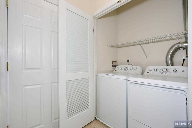 527 Bushes Ln, Elmwood Park NJ  07407-3204 exterior