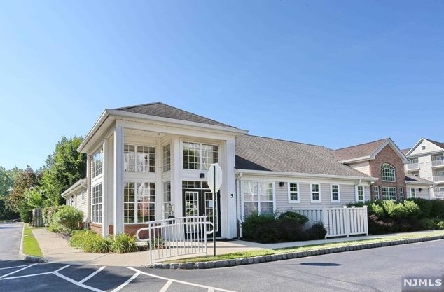 527 Bushes Ln, Elmwood Park NJ  07407-3204 exterior