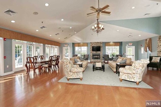 527 Bushes Ln, Elmwood Park NJ  07407-3204 exterior