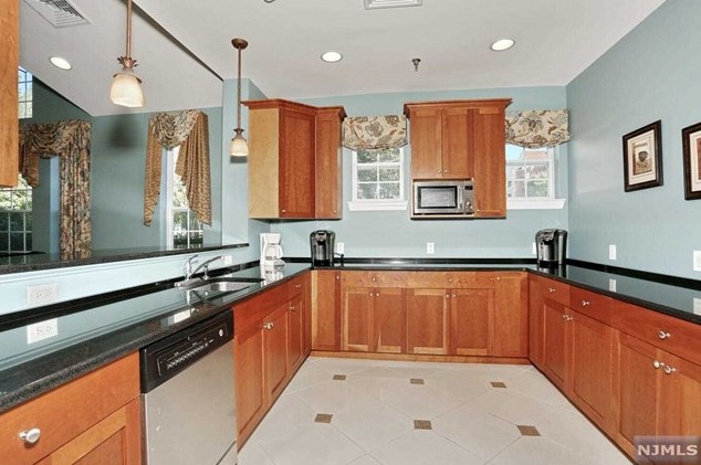 527 Bushes Ln, Elmwood Park NJ  07407-3204 exterior