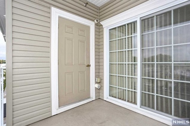 527 Bushes Ln, Elmwood Park NJ  07407-3204 exterior