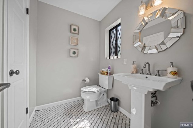 6 Holiday Ct, Westwood NJ  07675-5708 exterior