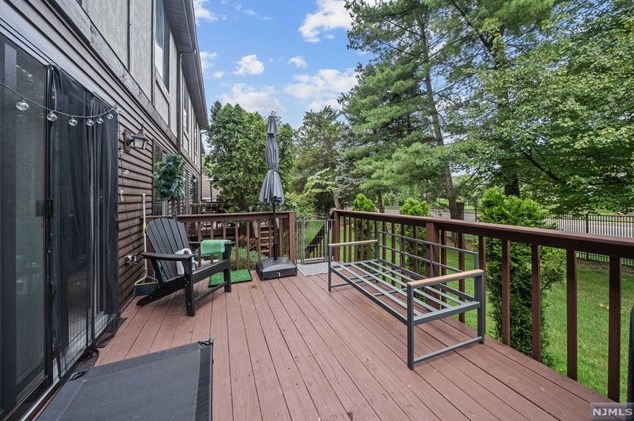 6 Holiday Ct, Westwood NJ  07675-5708 exterior