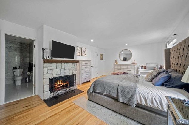 6 Holiday Ct, Westwood NJ  07675-5708 exterior