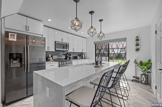 6 Holiday Ct, Westwood NJ  07675-5708 exterior