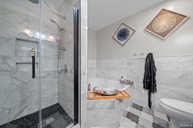 6 Holiday Ct, Westwood NJ  07675-5708 exterior