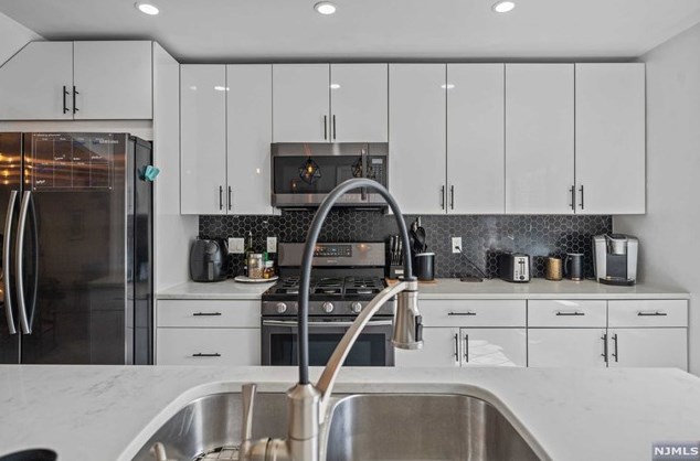 6 Holiday Ct, Westwood NJ  07675-5708 exterior