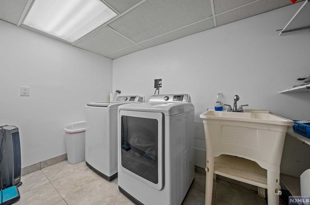 6 Holiday Ct, Westwood NJ  07675-5708 exterior