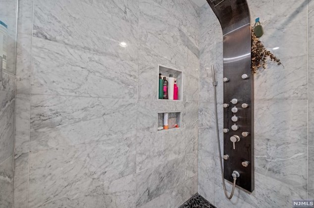 6 Holiday Ct, Westwood NJ  07675-5708 exterior