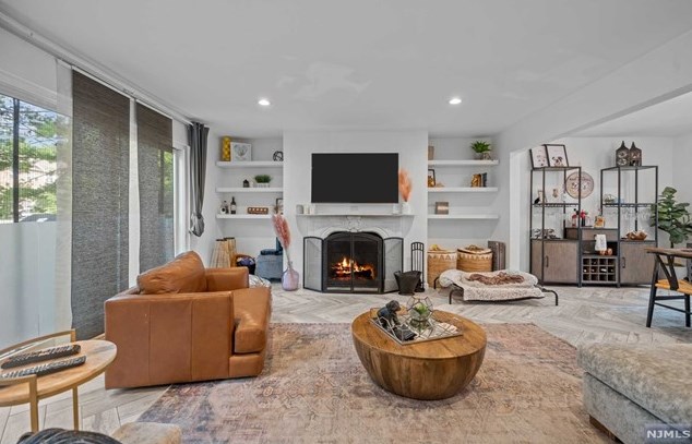 6 Holiday Ct, Westwood NJ  07675-5708 exterior