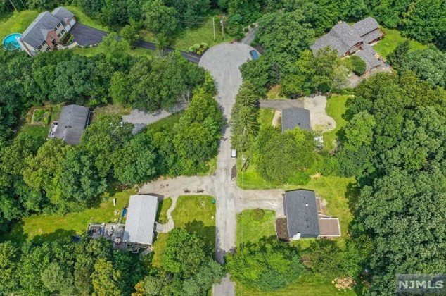 28 Longview Ln, Hardyston NJ  07419-1918 exterior