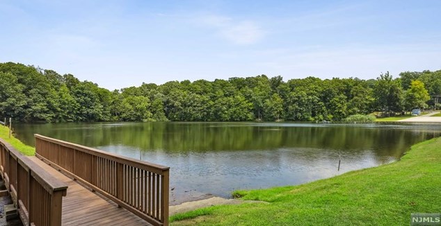 28 Longview Ln, Hardyston NJ  07419-1918 exterior