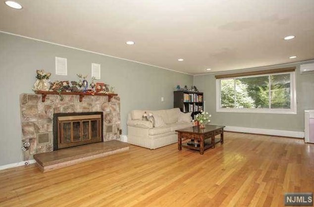 286 Herbert Pl, Paramus NJ  07652-5408 exterior