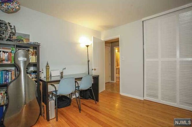 286 Herbert Pl, Paramus NJ  07652-5408 exterior