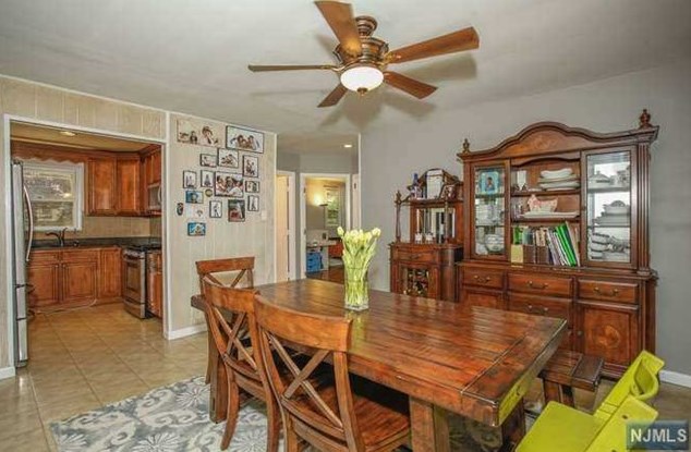 286 Herbert Pl, Paramus NJ  07652-5408 exterior