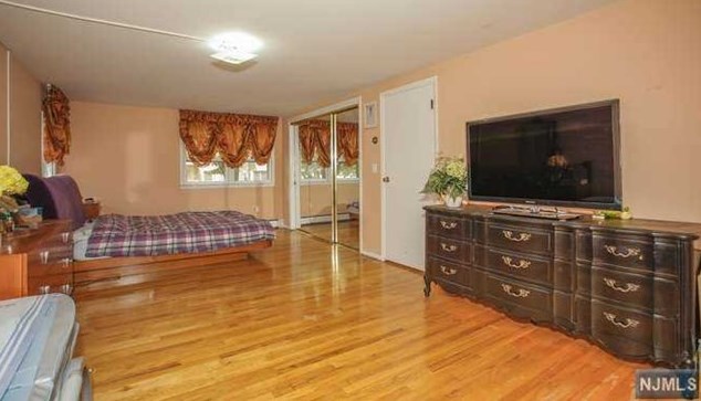 286 Herbert Pl, Paramus NJ  07652-5408 exterior