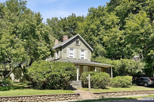 192 Pascack Rd, Park Ridge NJ 07656-1174 exterior