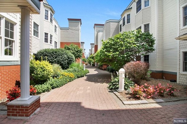 229 The Promenade, Edgewater NJ  07020-2119 exterior