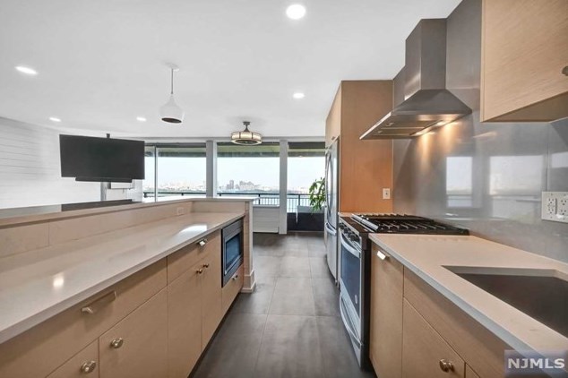 4 Horizon Rd, West Fort Lee NJ 07024-6701 exterior